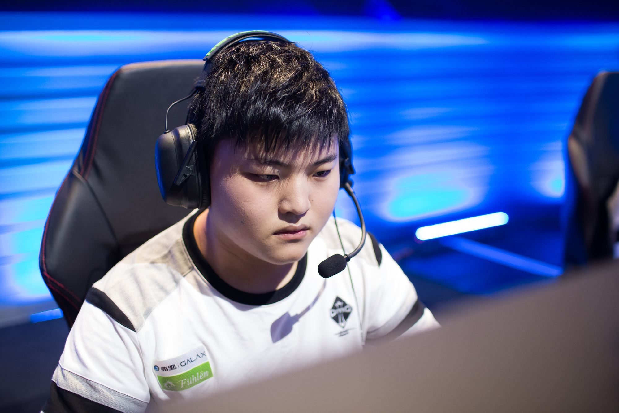 他们通过紧 他们通过紧